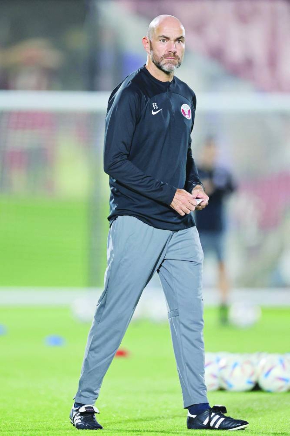 Qatar's Spanish coach Felix Sanchez attends a training session at Aspire Training Site in Doha on November 24, 2022, on the eve of the Qatar 2022 World Cup football match between Qatar and Senegal. (Photo by KARIM JAAFAR / AFP)