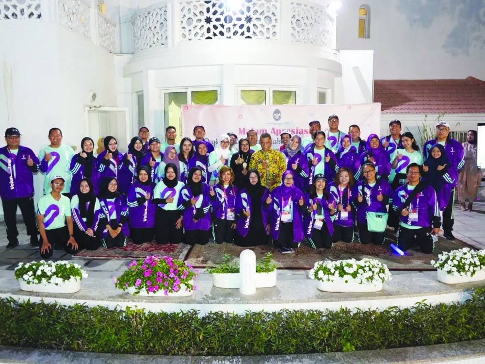 Ambassador Ridwan Hassan in a group photo with Indonesian volunteers.
