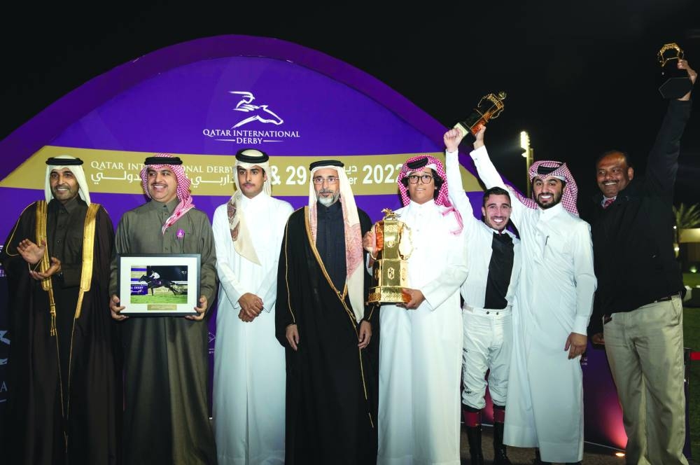 HE the Minister of Sports and Youth Salah bin Ghanem bin Nasser al-Ali crowned the winners of the Qatar Derby (QA Group 1) – Thoroughbreds, Class 1 – Far Bend, which was won by Al Rufaa Racing’s Emperor Maximus at the Al Rayyan Racecourse. QREC Chairman Issa bin Mohamed al-Mohannadi is also seen. PICTURES: Juhaim