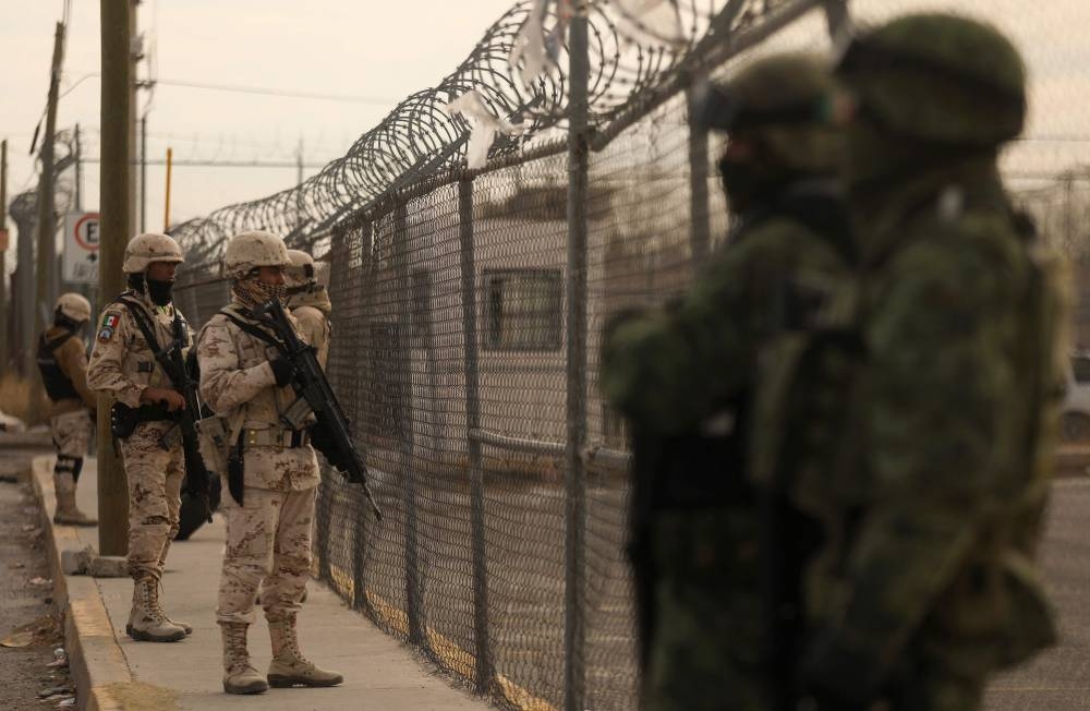 Members of the Mexican Army secure an area outside the prison of Ciudad Juarez number 3 after an attack in Ciudad Juarez, Chihuahua state, on January 1, 2023. (AFP)