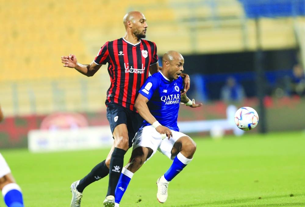 Al Sadd’s Andre Ayew (right) and Al Rayyan’s Steven Nzonzi vie for the ball during the QNB Stars League match yesterday.