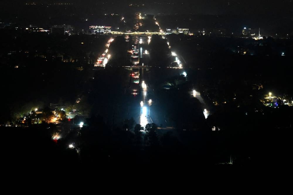A massive power breakdown in Pakistan on January 23 affected most of the country's more than 220 million people, including in the mega cities of Karachi and Lahore. (AFP)