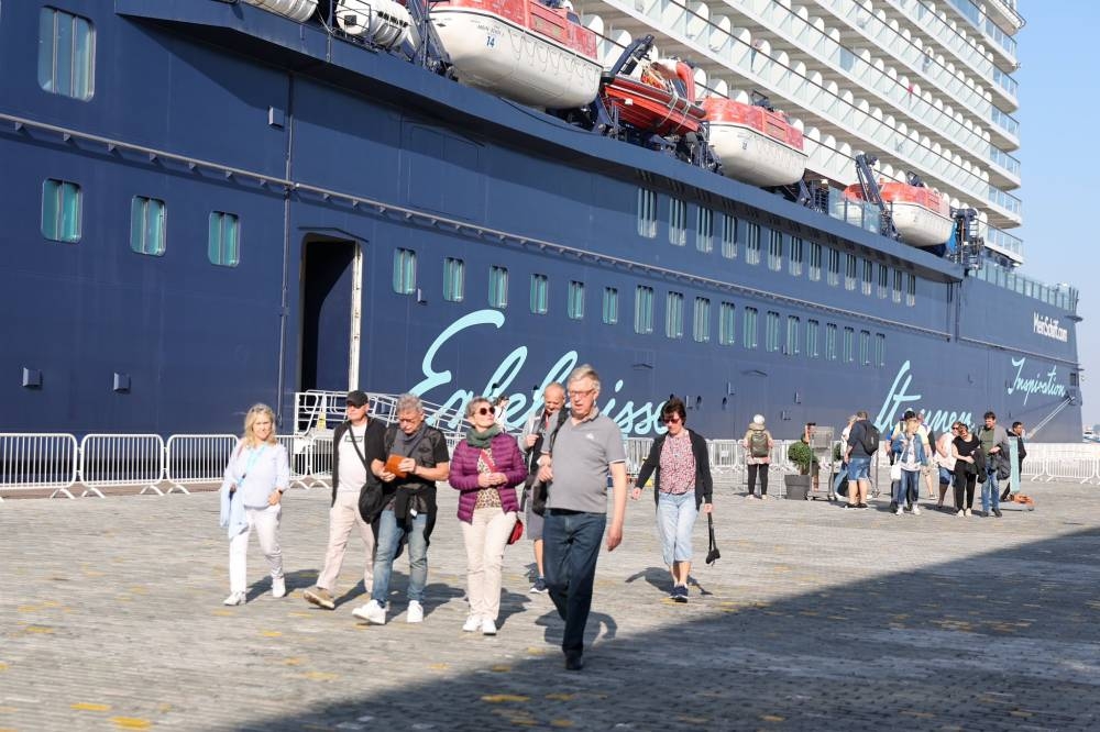 Mein Schiff 6 at Doha Port