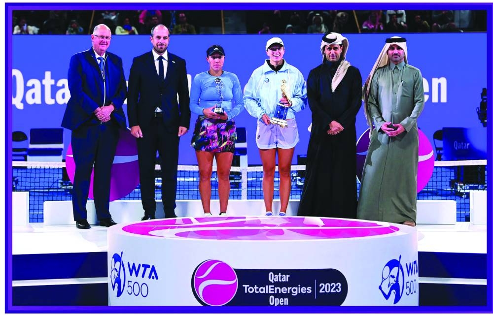TotalEnergies EP Qatar Managing Director and Country Chair Matthieu Bouyer and Qatar Tennis Squash and Badminton Federation President Nasser bin Ghanim al-Khelaifi with the Qatar TotalEnergies Open winner Iga Swiatek and runner-up Jessica Pegula and officials following the presentation ceremony.