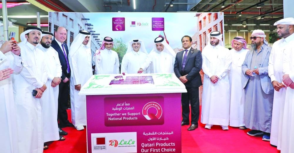 HE the Minister of Municipality Dr Abdullah bin Abdulaziz bin Turki al-Subaie and other dignitaries during the cake-cutting ceremony.
