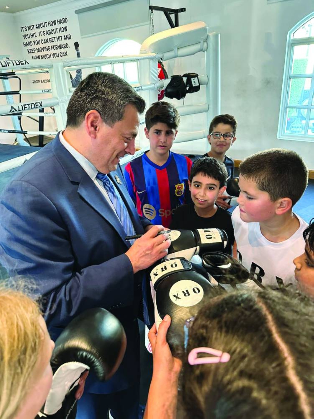    WBC president Mauricio Sulaiman signs autographs for the kids.


