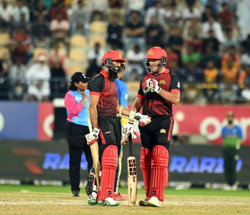 South Africans Hashim Amla (left) and Jacques Kallis of World Giants during their 105-run 3rd wicket stand against Asia Lions in the Legends League Cricket (LLC) Masters match at the Asian Town International Stadium on Thursday.