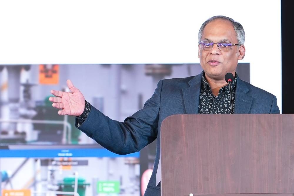 Dr Tony Thomas delivering the keynote speech