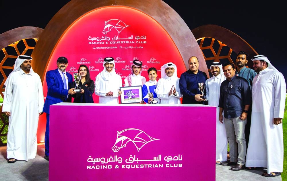 Abdulaziz Jassim al-Boenain, Al Uqda Complex Manager, presented the trophies to the winners.
