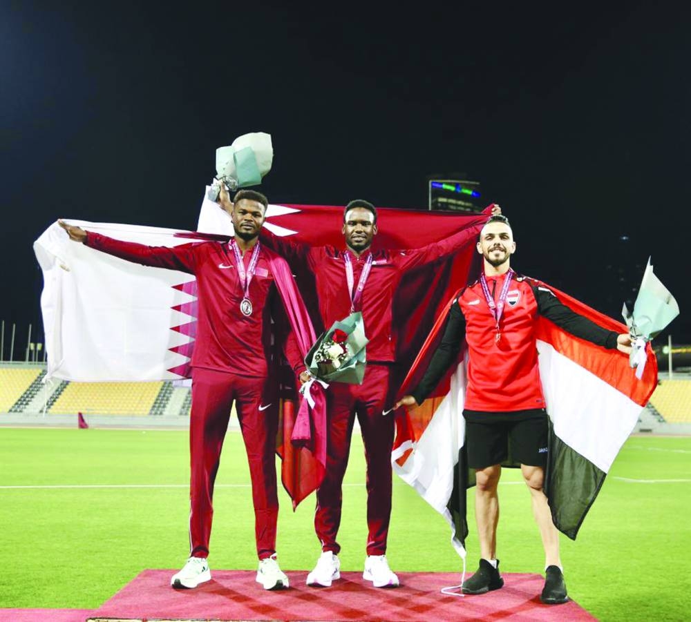 Qatar’s Ismail Dawood (centre) won the gold while Bassem al-Hamidah (left) picked up silver in the 400m hurdles during the West Asia 
Athletics Championships at the Suheim Bin Hamad Stadium on Friday.