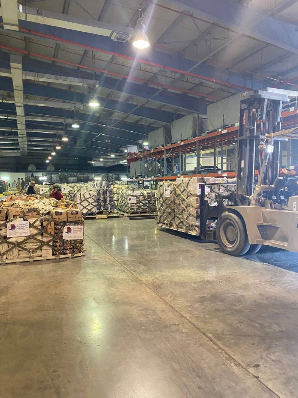 The Qatari aircraft carries 40 tons of food