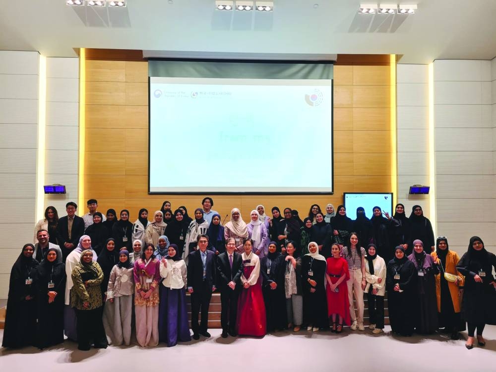 Participants with officials and dignitaries.