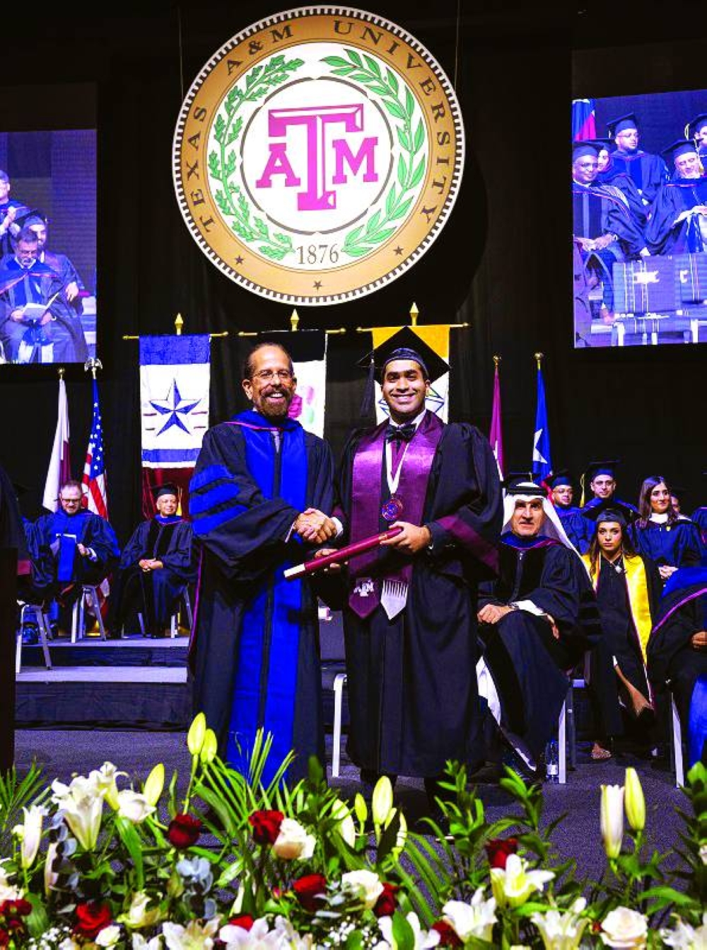 Dr César Octavio Malavé presenting the diploma to a graduate.
