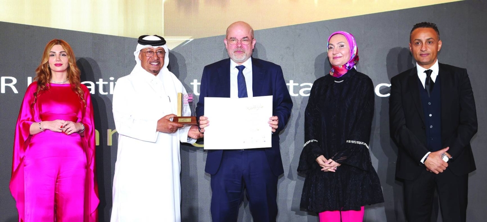 Carrefour regional director Laurent Hausknecht receives the award.