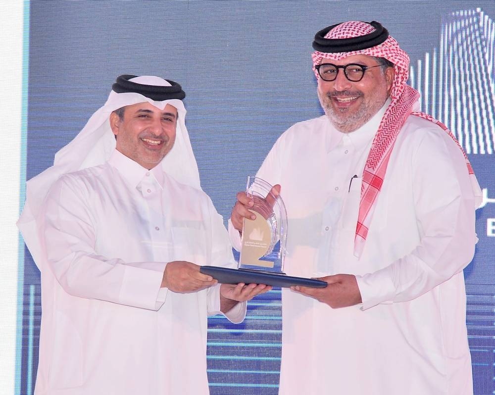 HE the Minister of Municipality HE Dr Abdullah bin Abdulaziz bin Turki presents a memento to Faisal Abdulhameed al-Mudahka, Editor-in-Chief of Gulf Times.  PICTURE: Shaji Kayamkulam