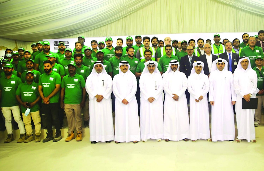 Officials with participants of the project.