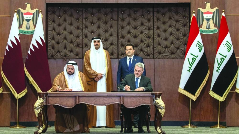 His Highness the Amir Sheikh Tamim bin Hamad al-Thani and Iraqi Prime Minister Mohamed Shia al-Sudani witnessing the signing of an agreement between the two countries.