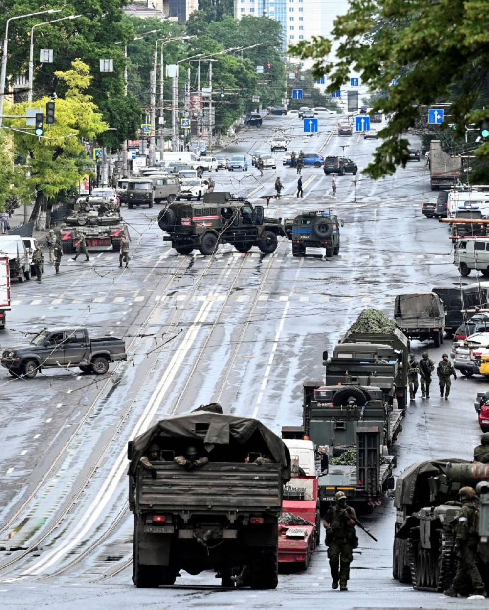 Fighters of Wagner private mercenary group are deployed in a street near the headquarters of the Southern Military District in the city of Rostov-on-Don, Russia. REUTERS/Stringer