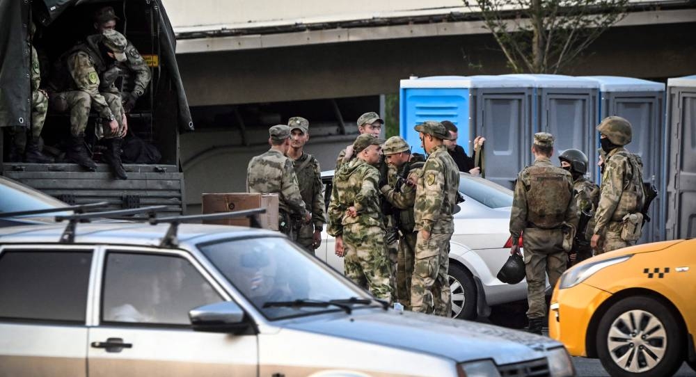Russian soldiers stand an the edge of one of the a highways entering Moscow on June 24, 2023. Alexander NEMENOV / AFP