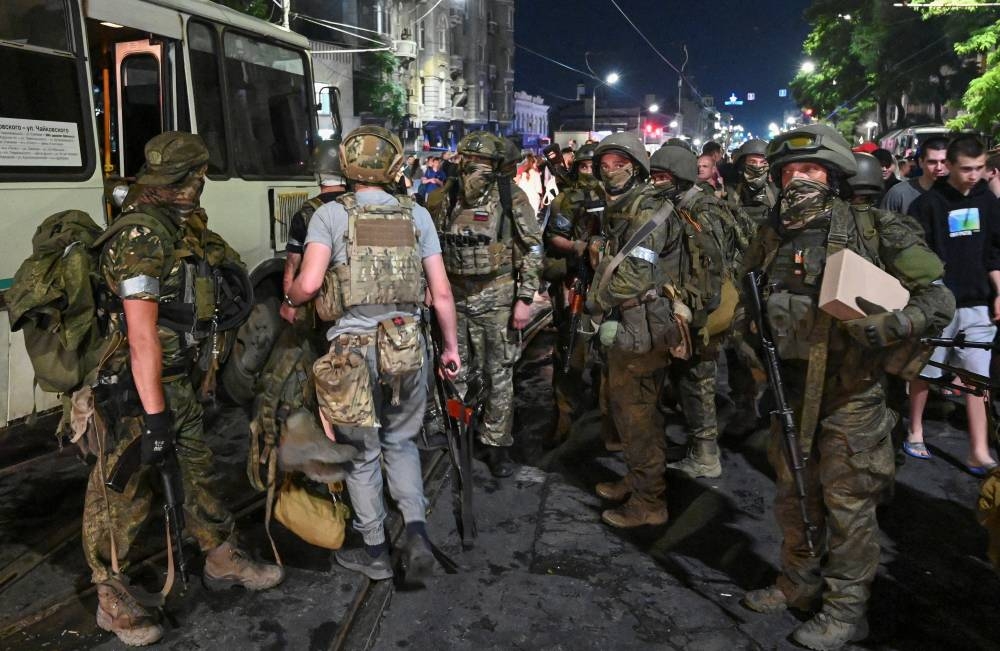 Fighters of Wagner private mercenary group pull out of the headquarters of the Southern Military District to return to base, in the city of Rostov-on-Don, Russia, June 24. REUTERS/Stringer