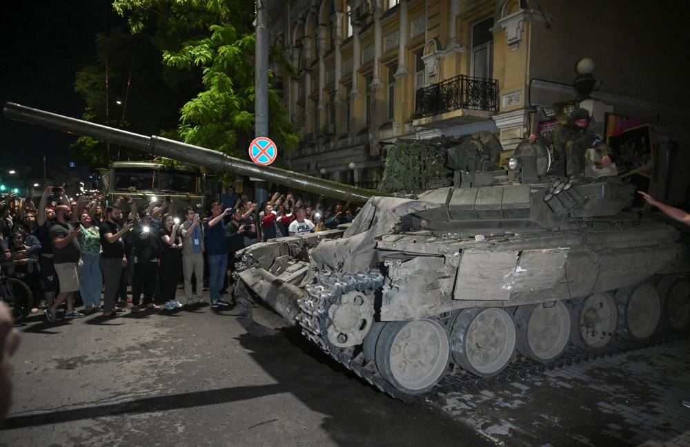 Fighters of Wagner private mercenary group pull out of the headquarters of the Southern Military District to return to base, in the city of Rostov-on-Don, Russia, June 24. REUTERS/Stringer