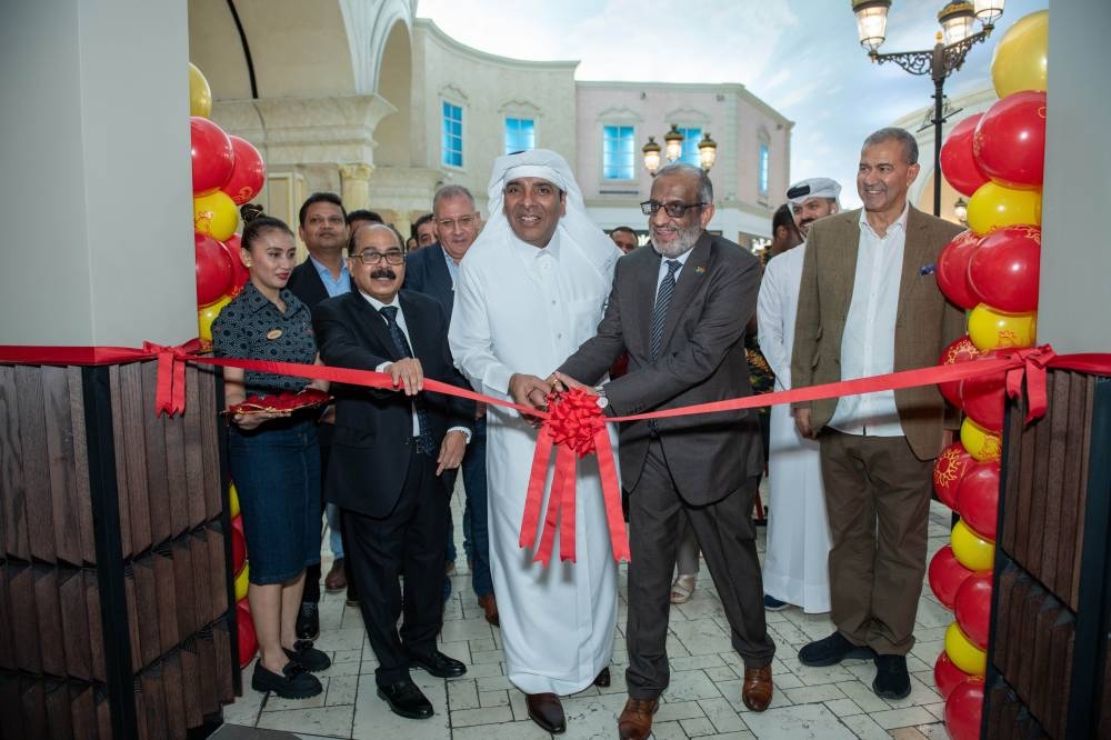 The Nando's Qatar team, together with the management of Villaggio Mall, joined by His Excellency, the South African Ambassador, and his team.
