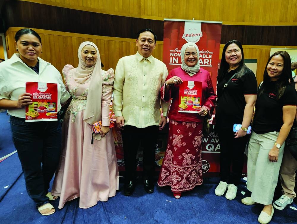 Mekeni Food Corporation president and CEO Prudencio “Pruds” Garcia welcomes Consul General Cassandra Sawadjaan of the Philippine embassy in Qatar (3rd and 4th from left, respectively) at the booth of Mekeni during the 125th Philippine Independence Day celebrations held recently in Doha. Joining them are (from left) Jeniffer Marie Tungol, general partner and CEO of the Doha-based Superfuture Ventures Limited UK-$1B Climate Impact Fund; Annaliza Diet, founder and CEO, Philippine International Institute; Marilou Olalia-Uy, AVP for HR and Exports at Mekeni; and Leigh Castillo, manager, Corporate Communications.