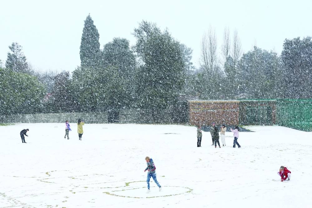 
Children play in the snow at Laerskool Orion, a school located in Brackenhurst, a suburb south of Johannesburg in South Africa, yesterday. 