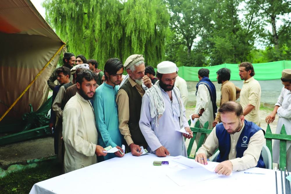 People receive aid from QC official