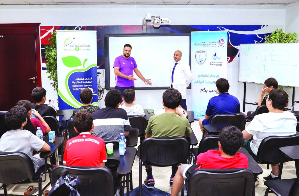 Experts speak at the lecture.