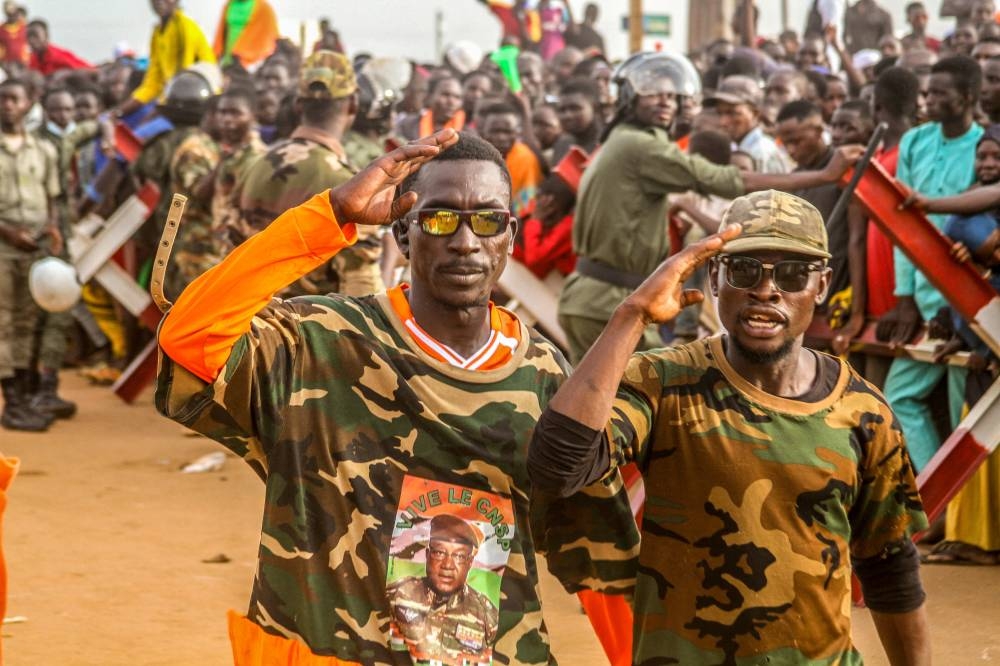 Niger's junta supporters take part in a demonstration in front of a French army base in Niamey, Niger, August 11. REUTERS/Mahamadou Hamidou 
