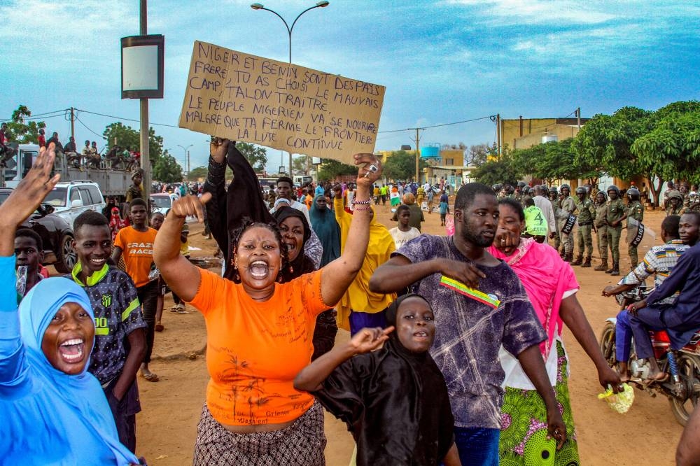 Niger's junta supporters take part in a demonstration in front of a French army base in Niamey, Niger, August 11. REUTERS/Mahamadou Hamidou 