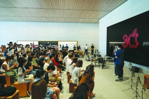 Apple fans celebrate 30 years of tech giant in China - Vimarsana News