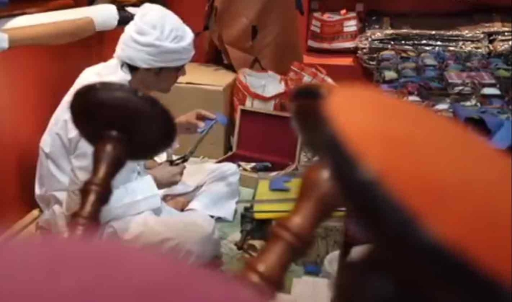 The event brings together falconers, hunting enthusiasts, and outdoor adventurers, attracting skilled craftsmen and manufacturers of falconry equipment and hunting gear from around the world.