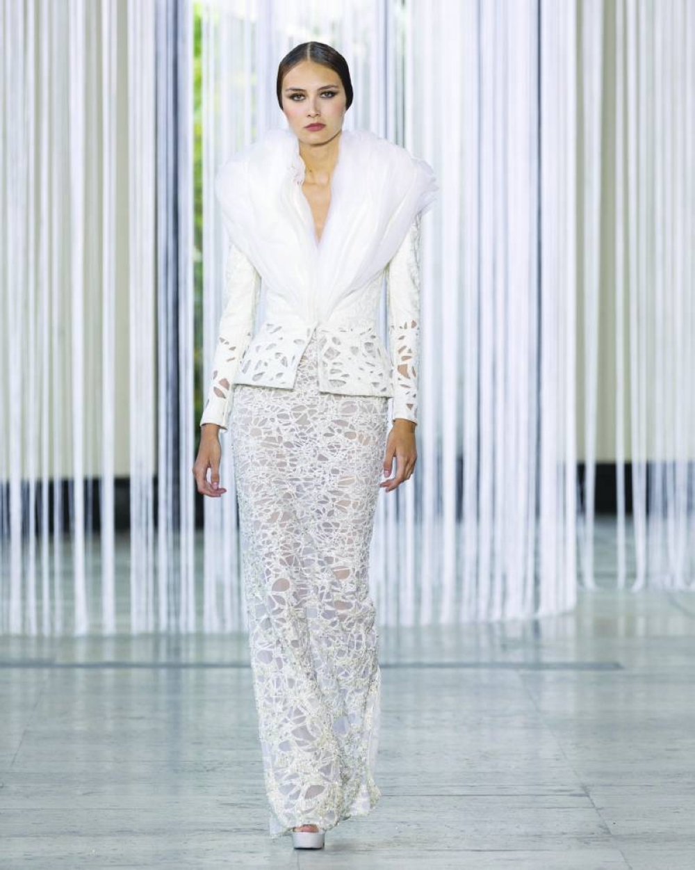 As part of the trunk show, held at Fifty One East, Tony Ward displayed the latest Fall Winter 2023/24 Couture Collection, which marked an important moment for the designer, as sustainability claimed a prominent role. 