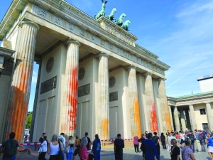 Climate activists spray paint Berlin's Brandenburg Gate - Vimarsana News