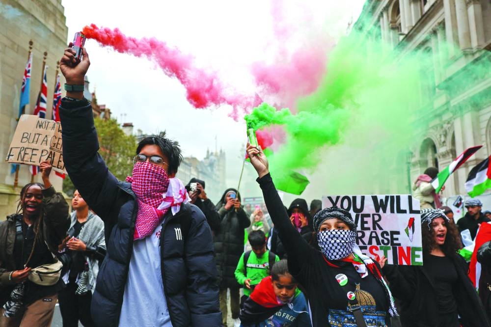 Demonstrators let off smoke bombs during a protest in solidarity with Palestinians in Gaza, amid the ongoing conflict between Israel and the Palestinian Islamist group Hamas, in London, Britain, October 21, 2023. REUTERS/Hannah McKay