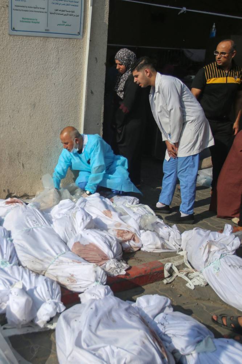 Palestinians check the bodies of victims lying down outside a hospital morgue in Gaza City a day after an Israeli strike in the Jabalia camp for Palestinian refugees, on Wednesday. AFP