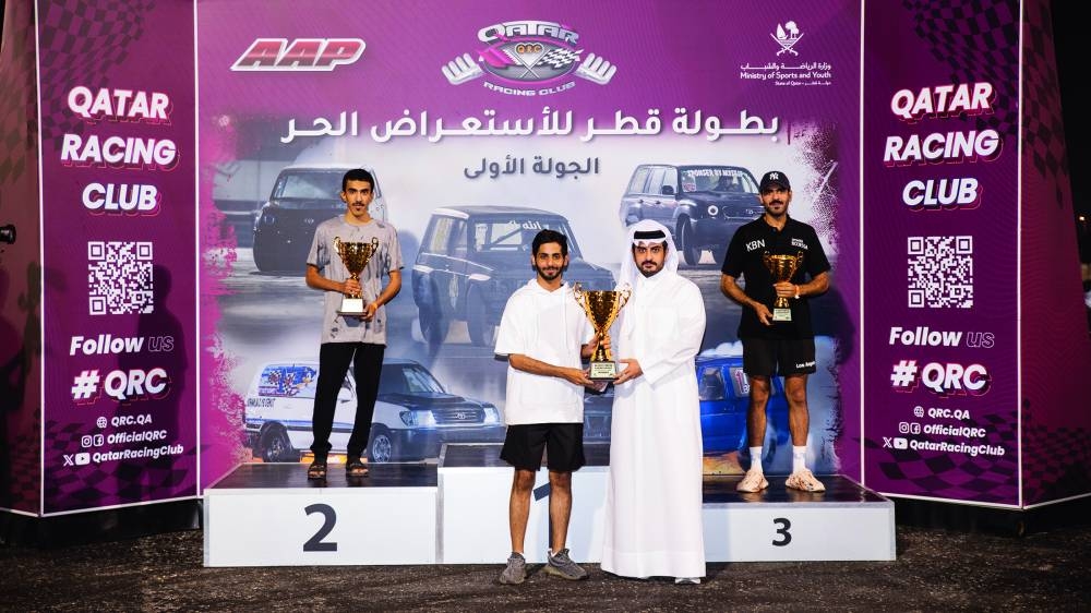 
Qatar Racing Club’s director Sheikh Jabor bin Khaled al-Thani presents the winner’s trophy to Abdullah 
al-Qahtani. Saud al-Marri finished runner-up, while Khalifa al-Meer secured the third position. 