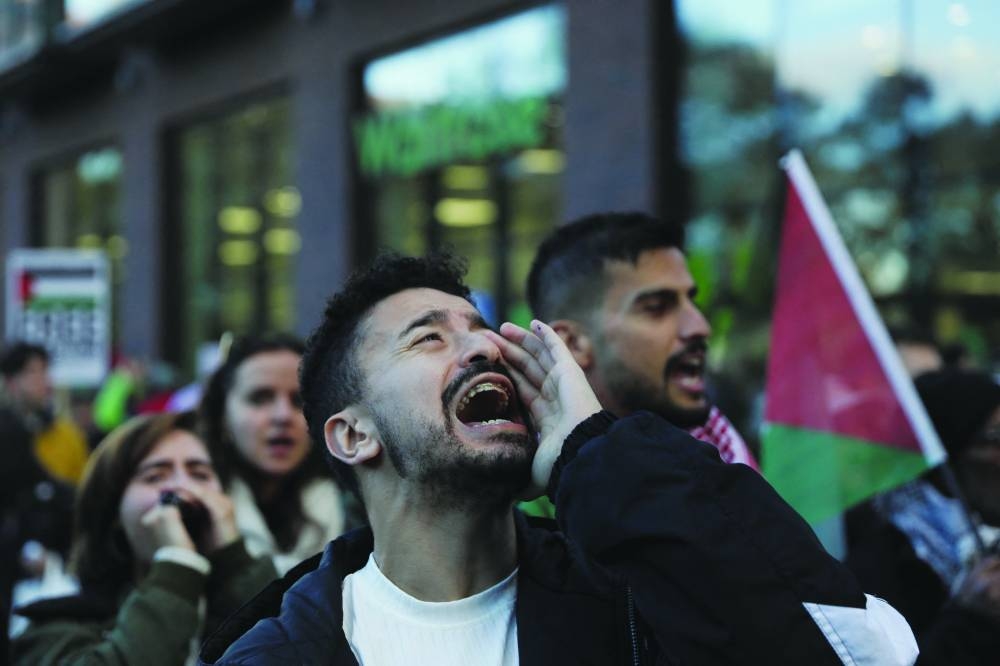 
Demonstrators shout slogans during a march in a protest, in solidarity with Palestinians in Gaza, amid the ongoing Israeli 
aggression, in London, yesterday. (Reuters) 