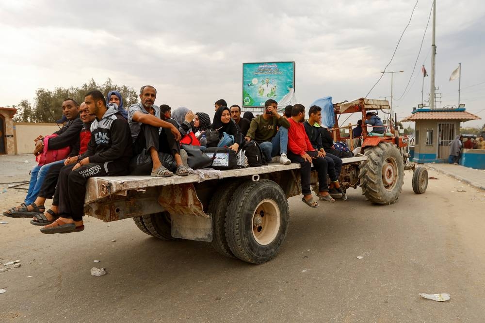 Palestinians flee north Gaza to move southward as Israeli tanks roll deeper into the enclave in the central Gaza Strip, on Sunday. REUTERS