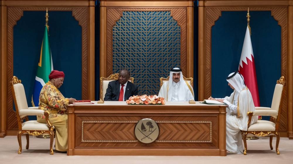 His Highness the Amir Sheikh Tamim bin Hamad Al-Thani and the President of the Republic of South Africa Cyril Ramaphosa witness the signing of memoranda of understanding.
