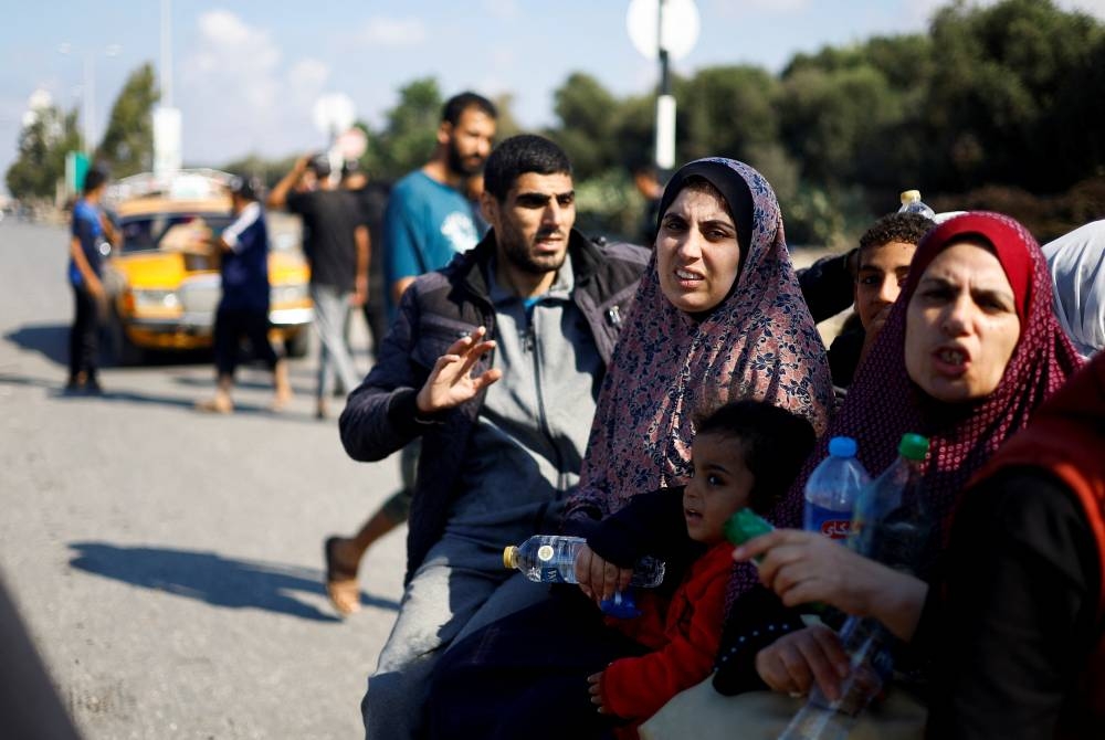 Palestinians flee north Gaza and move southward, as Israeli tanks roll deeper into the enclave, in the central Gaza Strip, on Saturday. REUTERS