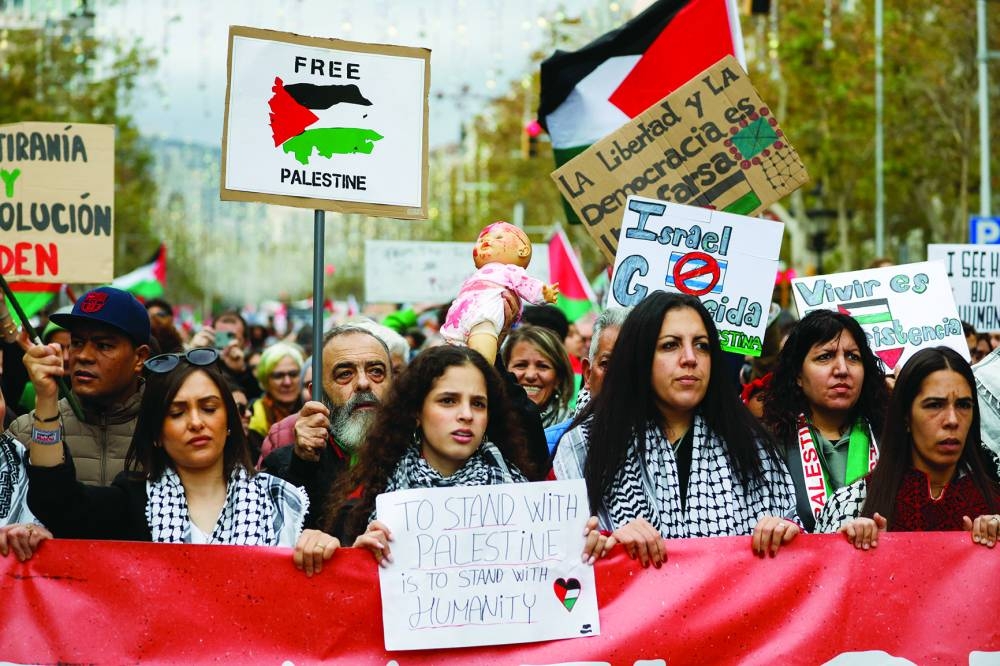 
People protest in support of Palestinians, during a temporary 
Israel-Hamas truce, in Barcelona, Spain, yesterday. 