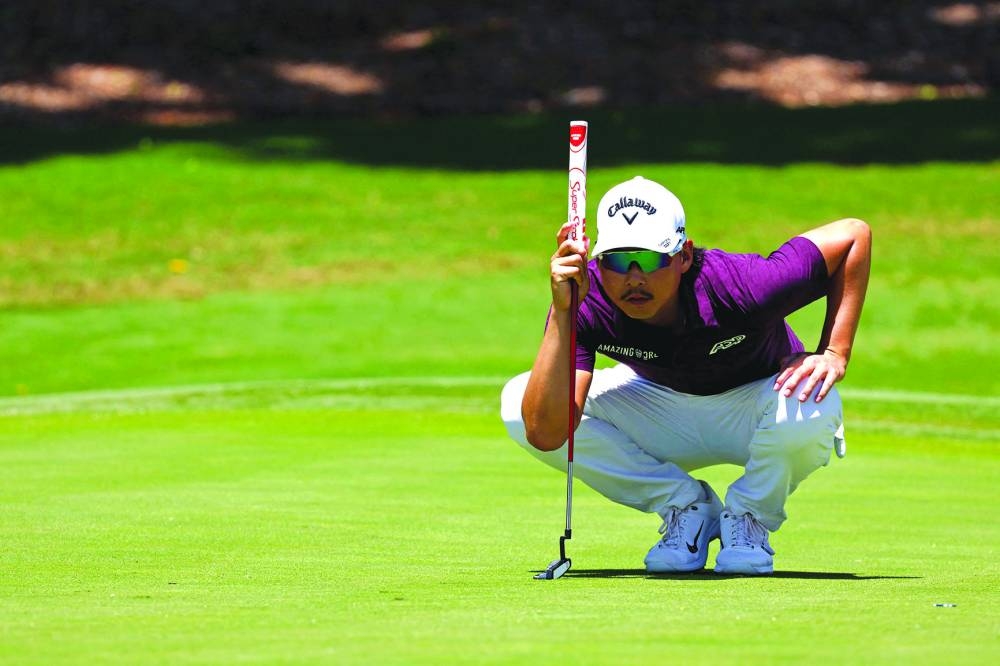 
Australia’s Min Woo Lee lines up a putt during the second round of the Australian Open at The Australian Golf Club in Sydney 
yesterday. Right: Australia’s Rachel Lee hits a shot during the second round of the Australian Open. (AFP) 