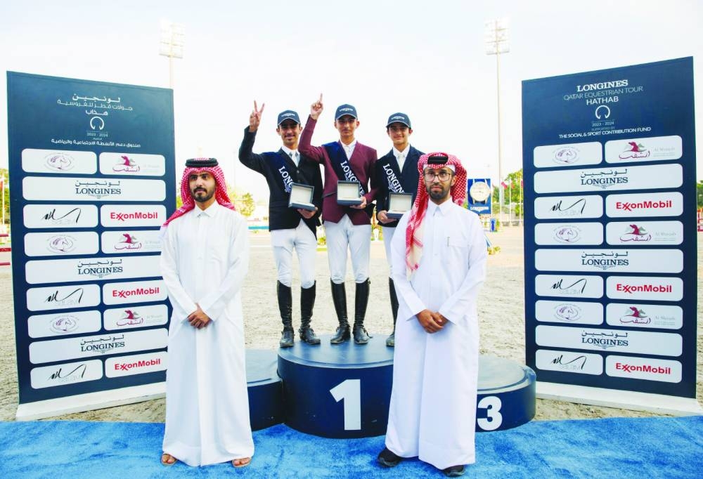 
Amateur class podium finishers pose with Dr Dafi Nasser al-Ardi, Chairman of the Medical Committee and Abdullah al-Qashouti, Media Director of the tournament. 