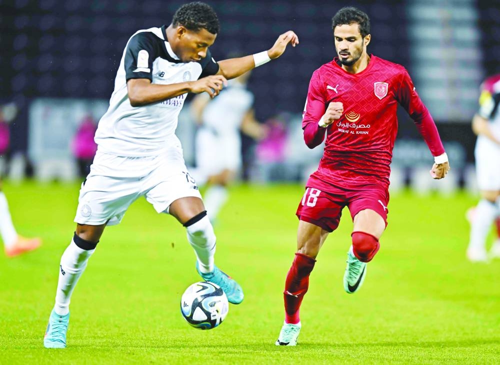 
Al Sadd’s Gonzalo Plata (left) vies for the ball with Al Duhail’s Sultan al-Brake. 