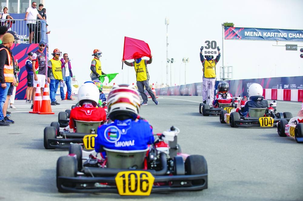 Drivers line up before the qualifying race. 