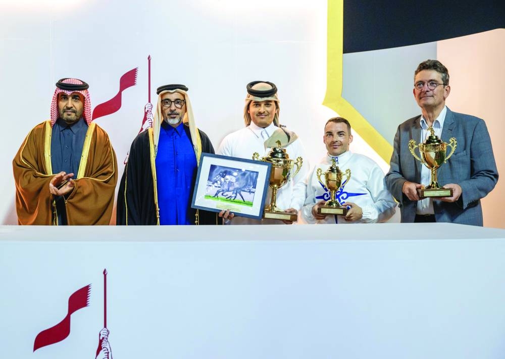 Minister of Sports and Youth HE Salah bin Ghanem bin Nasser al-Ali and QREC Chairman Issa bin Mohamed al-Mohannadi pose with the connections of Djafar, which won the Group 2 PA Qatar National Day Trophy on Saturday.