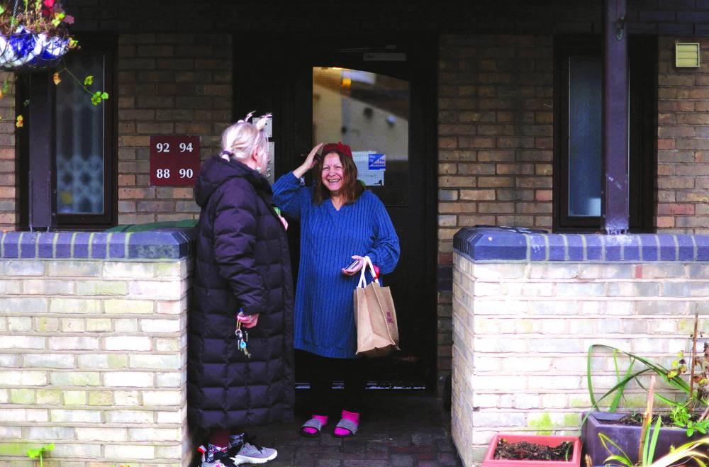 
Jacksons Lane Arts Centre volunteer Judith Philip, 75, delivers a hamper containing food and gifts to Kay Mehmetali, in north London. 